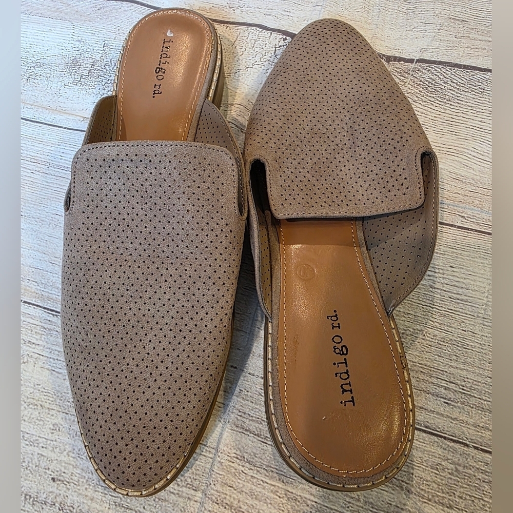Indigo Rd. Size 10 Hayze Faux Suede Perforated Slip On Taupe Mule Almond Toe New - Picture 8 of 8